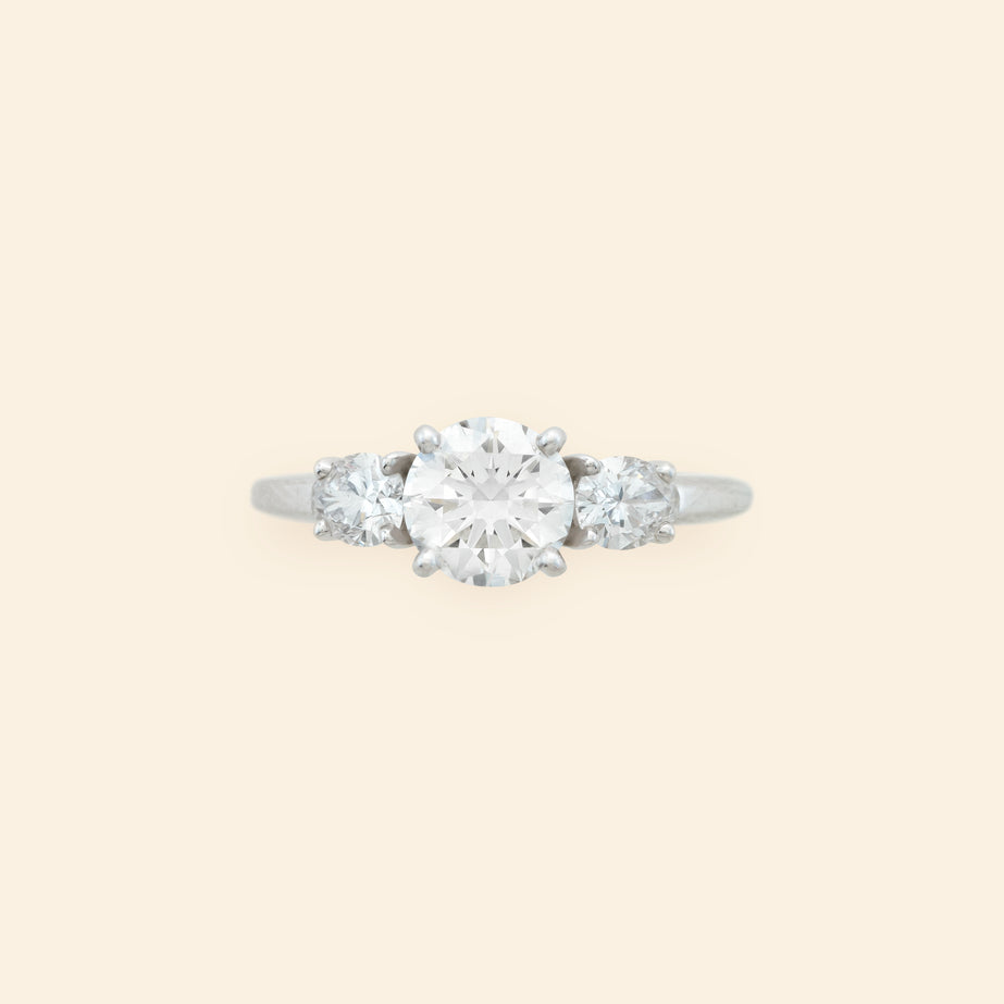 Triolet ring White gold